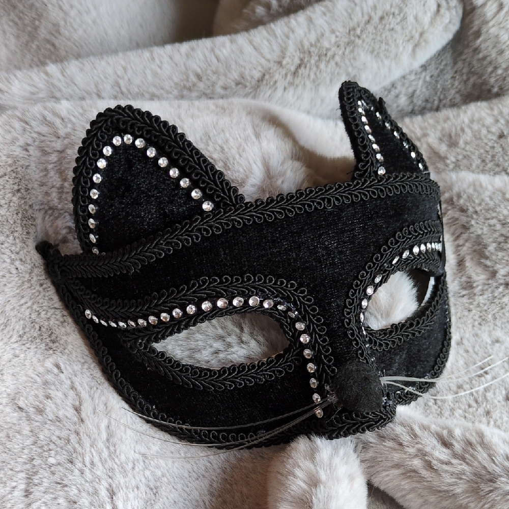 Elegant Black Cat Mask